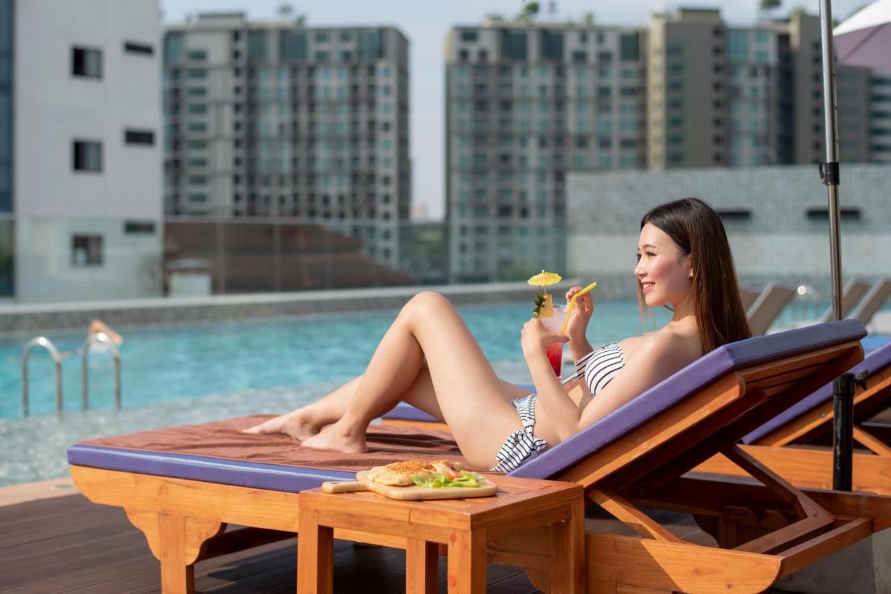 The Empress Premier Chiang Mai - Sha Extra Plus Екстериор снимка A woman sunbathing