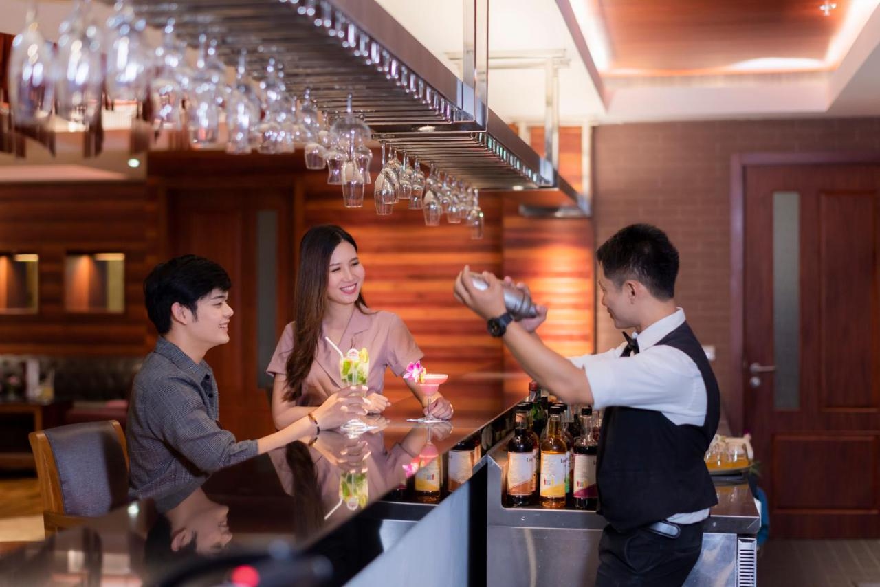 The Empress Premier Chiang Mai - Sha Extra Plus Екстериор снимка A bartender at work