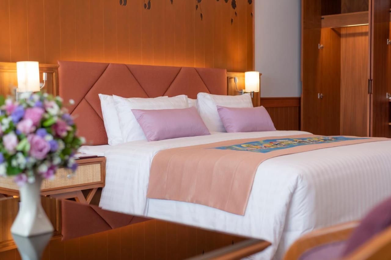 The Empress Premier Chiang Mai - Sha Extra Plus Екстериор снимка A bed in a hotel room
